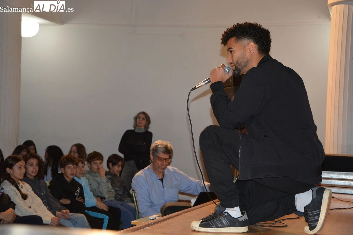 El rapero que conquista a estudiantes salmantinos desmontando discursos de odio
